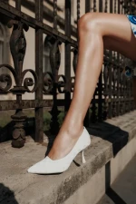 Atelia bézs női magassarkú cipő textil anyagból