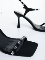 Anzira fekete női magassarkú szandál textil anyagból