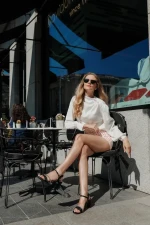 Selesa fekete női magassarkú szandál textil anyagból