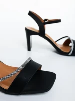 Selesa fekete női magassarkú szandál textil anyagból