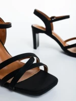 Lavania fekete női magassarkú szandál textil anyagból