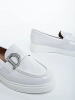 Desora fehér női félcipő lakkozott ökológiai bőrből