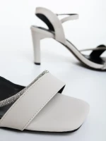 Selesa világos bézs női magassarkú szandál textil anyagból