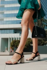 Rosea fekete női magassarkú szandál textil anyagból