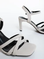 Lavania bézs női magassarkú szandál textil anyagból