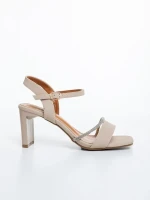 Selesa sötét bézs női magassarkú szandál textil anyagból