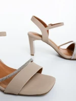 Selesa sötét bézs női magassarkú szandál textil anyagból