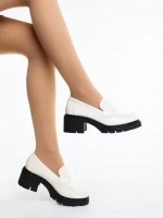 Zadal bézs női félcipő lakkozott ökológiai bőrből