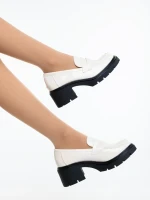 Zadal bézs női félcipő lakkozott ökológiai bőrből