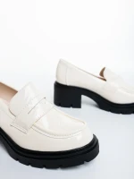 Zadal bézs női félcipő lakkozott ökológiai bőrből