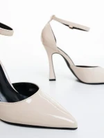 Lavrona világos bézs női magassarkú cipő lakkozott ökológiai bőrből