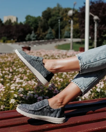 Maziva fekete női alkalmi cipő textil anyagból