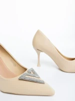 Mezara világos bézs női magassarkú cipő textil anyagból