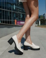 Mevara bézs és fekete női félcipő lakkozott ökológiai bőrből