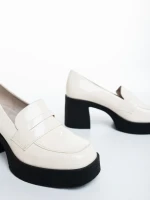 Mevara bézs és fekete női félcipő lakkozott ökológiai bőrből